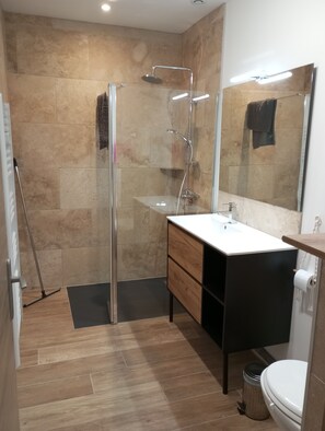 Dusche, Haartrockner, Handtücher, Seife
