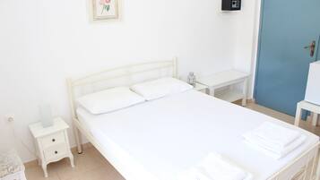 In-room safe, desk, WiFi (free)