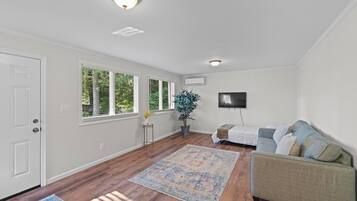 4 bedrooms, desk, free WiFi, bed sheets