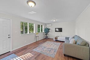 4 bedrooms, desk, free WiFi, bed sheets - Dog friendly with Fully Fenced Half Acre Yard, Prime Location, and In-Law Suite! (Springfield)