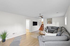 Smart TV, fireplace, offices - Dog friendly with Fully Fenced Half Acre Yard, Prime Location, and In-Law Suite! (Springfield)