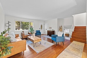 Smart TV, fireplace, offices - Dog friendly with Fully Fenced Half Acre Yard, Prime Location, and In-Law Suite! (Springfield)