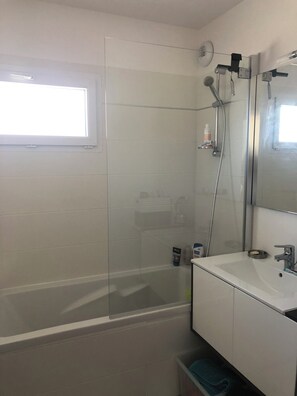 Dusche, Haartrockner, Handtücher, Seife