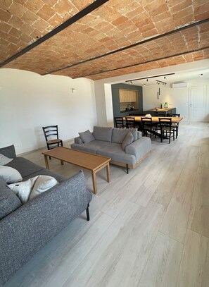 Pejs, bøger, stereoanlæg