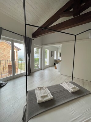 4 habitaciones, tabla de planchar con plancha y cuna de viaje