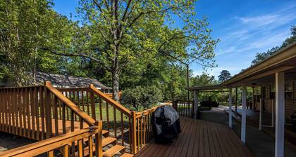 Comfortable 2 Bedroom Ft Moore Retreat that's less than 5 min from Starbucks
