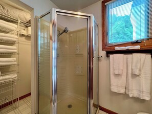 Douche, séchoir à cheveux, serviettes fournies, savon