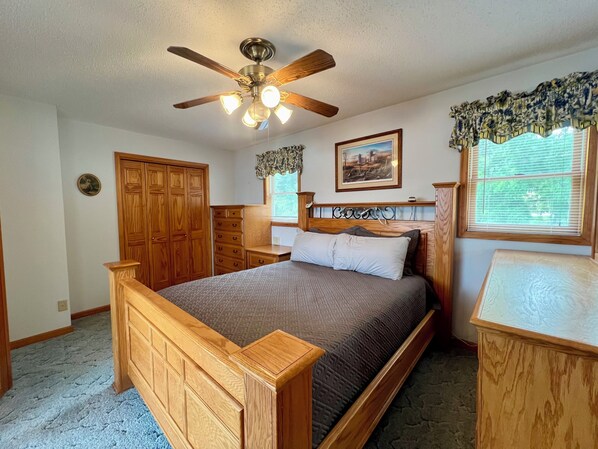 2 Schlafzimmer, Zimmersafe, Schreibtisch, Bügeleisen/Bügelbrett