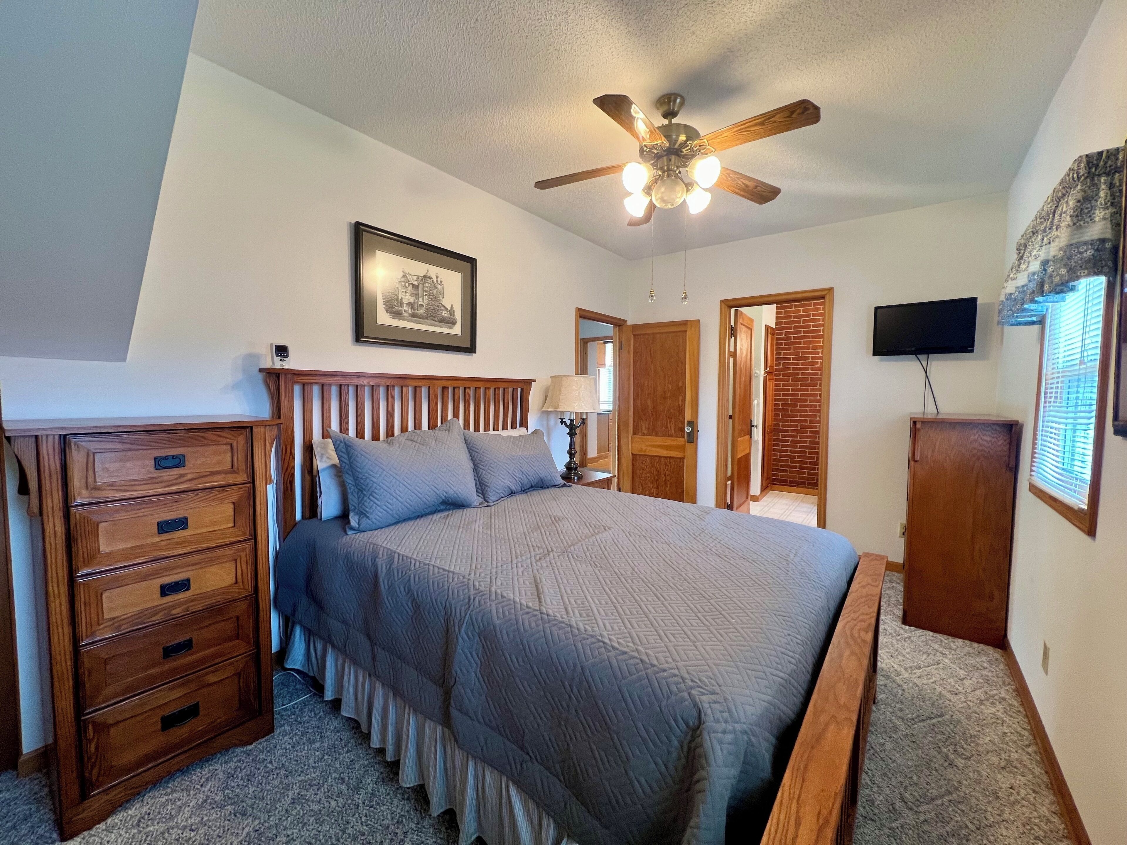 2 bedrooms, in-room safe, desk, iron/ironing board