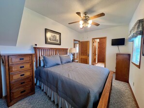 2 Schlafzimmer, Zimmersafe, Schreibtisch, Bügeleisen/Bügelbrett