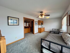 2 soveværelser, pengeskab på værelset, skrivebord, strygejern/strygebræt