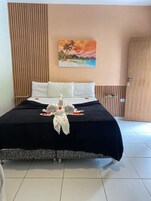 Quarto casal econômico, varanda coberta | Ferros/tábuas de passar roupa, Wi-Fi de cortesia, roupa de cama