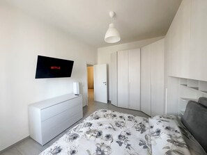 1 bedroom, desk, iron/ironing board, travel cot - Suite Patrizia - Appartamento nel Cuore di Modena (Modena)