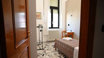 1 camera, una scrivania, Wi-Fi, lenzuola