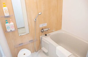 Hair dryer, towels, soap, shampoo - 樺音閣 One private house, Near the benten station, USJ and aquarium, and free Wi-Fi (大阪市港区弁天5丁目)