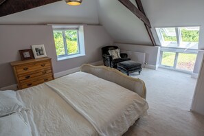 5 bedrooms, desk, iron/ironing board, WiFi - Family hideaway in area of outstanding natural beauty. W/hot tub. Kids favourite (Diptford)