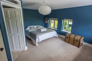 5 bedrooms, desk, iron/ironing board, WiFi - Family hideaway in area of outstanding natural beauty. W/hot tub. Kids favourite (Diptford)