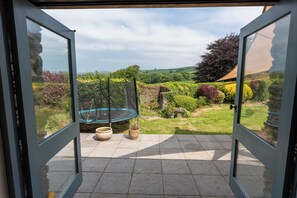 Outdoor spa tub - Family hideaway in area of outstanding natural beauty. W/hot tub. Kids favourite (Diptford)