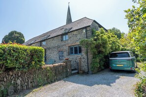 Exterior - Family hideaway in area of outstanding natural beauty. W/hot tub. Kids favourite (Diptford)