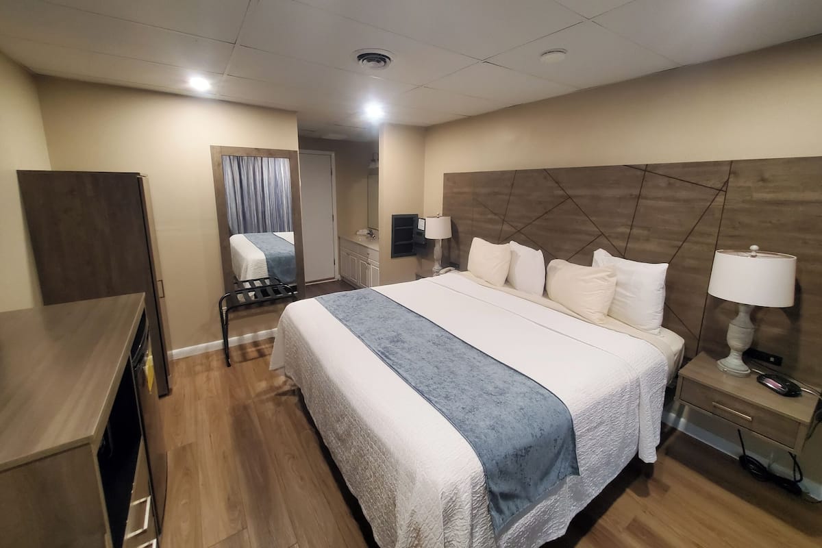 Standard Single Room, Balcony, Ocean View | Peti besi dalam bilik, langsir/tirai gelap terus