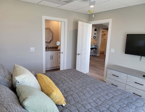 In-room safe, blackout drapes, iron/ironing board, free WiFi - Water's Edge Ocean Resort (Wildwood Crest)