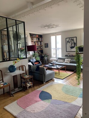 Living area - 2 Bedroom Apartment in Paris (Paris)