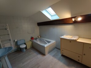 Serviettes fournies, papier de toilette