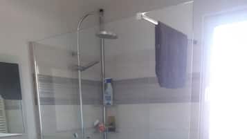 Serviettes fournies, papier toilette