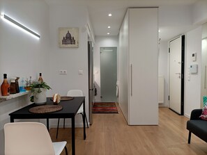 Comfort Studio | Laptop workspace, blackout drapes, iron/ironing board, free WiFi - Urban MetroStay (Athens)