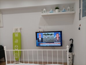 Comfort Studio | Laptop workspace, blackout drapes, iron/ironing board, free WiFi - Urban MetroStay (Athens)