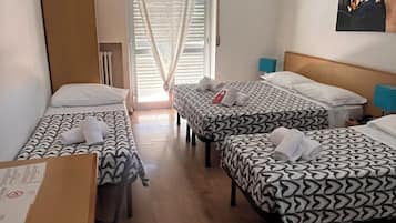 Basic Quadruple Room, Balcony | Meja, seterika/papan seterika, Wi-fi percuma