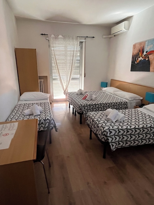 Habitación cuádruple básica, balcón | Escritorio, tabla de planchar con plancha, wifi gratis