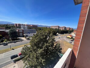 Habitación triple básica, balcón | Vistas del balcón