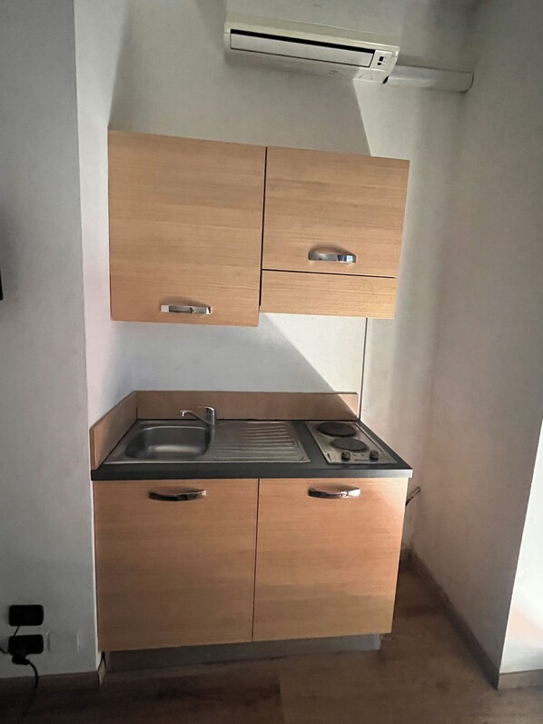 Basic Studio, Balcony | Private kitchenette