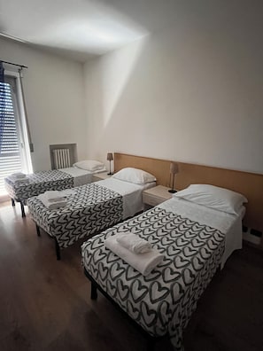 Basic Triple Room, Balcony | Desk, iron/ironing board, free WiFi