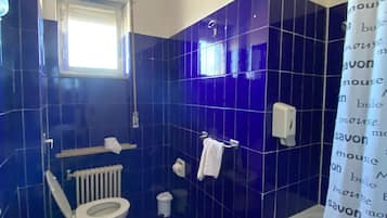 Habitación cuádruple básica, balcón | Baño | Tina con regadera, secadora de cabello, bidet, toallas
