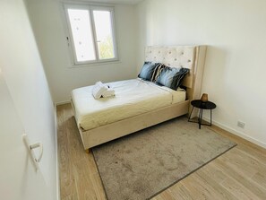 4 habitaciones, tabla de planchar con plancha, wifi y ropa de cama 