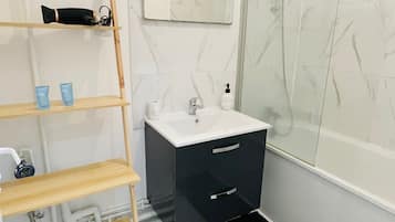 SĂšche-cheveux, serviettes fournies, savon, papier toilette