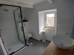 Douche, sĂšche-cheveux, papier toilette