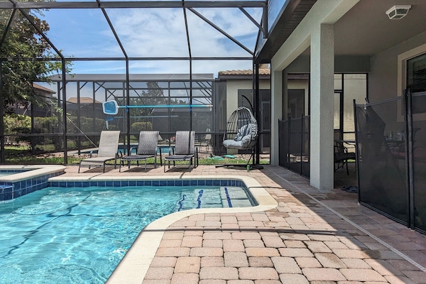 Een buitenzwembad, een verwarmd zwembad