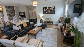 Téléviseur connecté, table de baby-foot, table de ping-pong