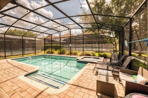 Una piscina al aire libre, una piscina climatizada