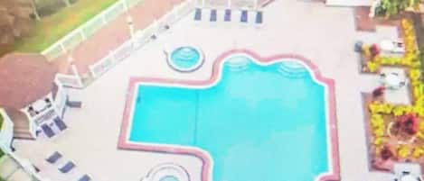 Utomhuspool och uppvärmd pool