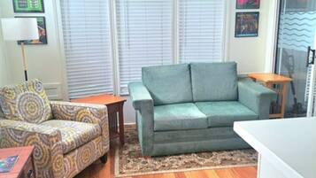 TV connectée, cheminée, jeux vidéo, table de tennis de table