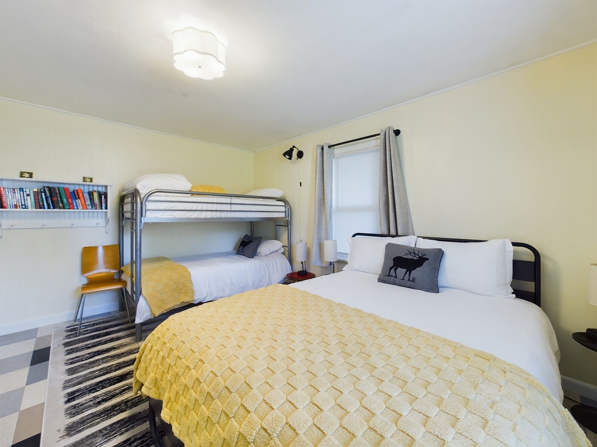 2 quartos, berço de viagem, Wi-Fi de cortesia, roupa de cama