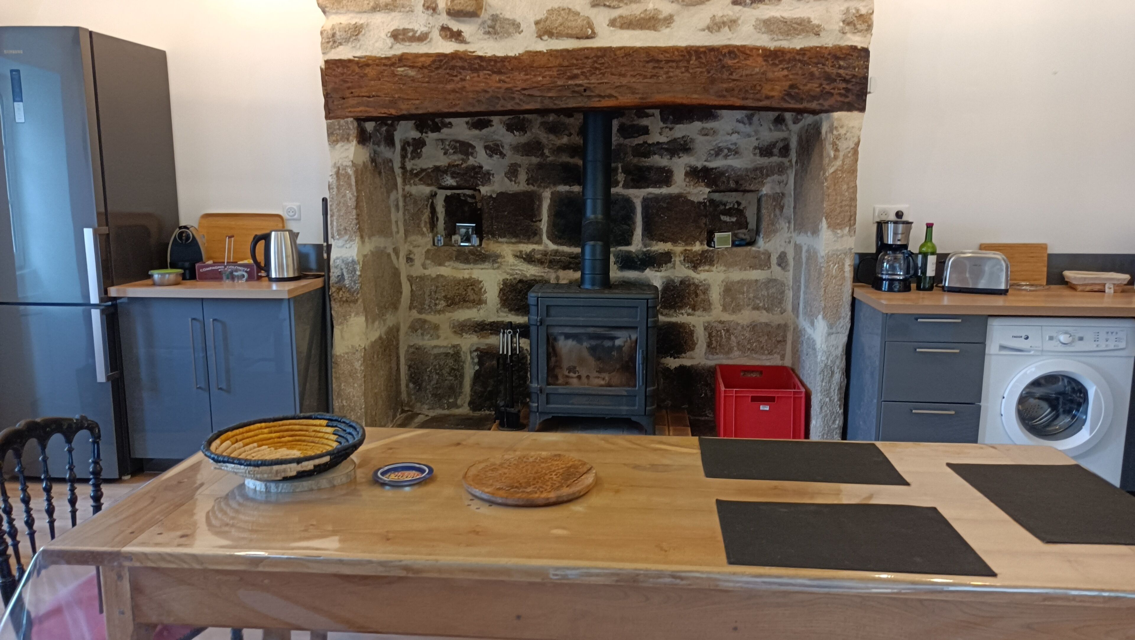 Een koelkast, een magnetron, een oven, een kookplaat