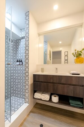 Shower, hair dryer, towels, soap - Brand new apartment in the heart of Barranco, Lima (Barranco)