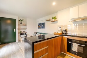 Réfrigérateur, four à micro-ondes, un four, surface de cuisson
