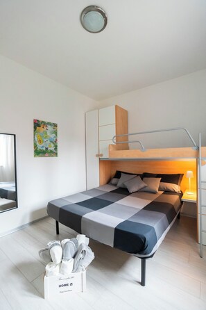 Iron/ironing board, WiFi, bed sheets