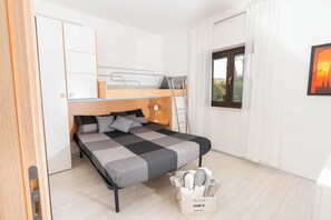 Iron/ironing board, WiFi, bed sheets